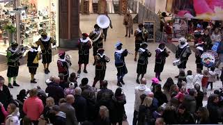 Pietenband Muggenblazers in winkelcentrum Hoofddorp 02-12-2018