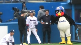 武岡龍世、つば九郎と裏方さん達と交流する 2023/5/12