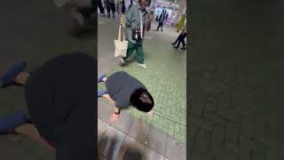 散歩に連れ出される東横キッズの女の子