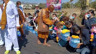 หลวงตาบุญชื่นเดินธุดงค์มาถึงปากทางเข้าเมืองสีแก้ว จังหวัดร้อยเอ็ด ญาติโยมมาถวายน้ำเยอะมากๆ