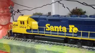 TOYS TIME - FERROMODELISMO - Locomotora Diesel Santa Fe Gp 50 -3814 - 1/87 (h0) Athearn