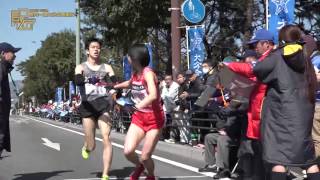 別府美術館前で女子区間へとタスキリレー