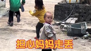 五个孩子一起玩耍，五妹却三步一回头等妈妈，瞬间引人泪目【三妹铭凯】