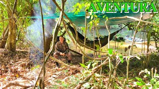 ABRIGO NA CHUVA: SOZINHO NO MEIO DA FLORESTA, PESCARIA EM UM RIO SELVAGEM“