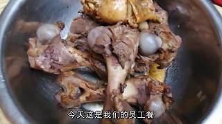 【烧腊章鱼哥】讲究的老食客喝百威配鸭头，加烧鸭瘦叉饭共36元，章鱼哥员工餐酱大骨