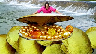 😱🎁The girl discovered sparkling clams with precious golden pearls inside, which were very beautiful