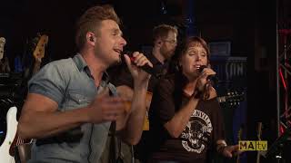 Karo Laurendeau et Robby Johnson | Country Road