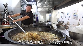 河南农村大锅菜，1.5大锅熬600碗，一中午1000碗不够卖，吃住真美