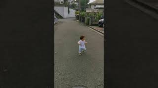 小さな子が一人で歩いてる【1歳2ヶ月男の子】#Shorts