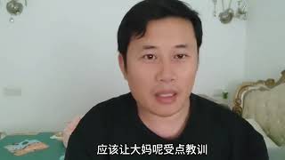 河南大妈追着奔驰车砸，网友们却说车主全责？大妈属正当防卫？