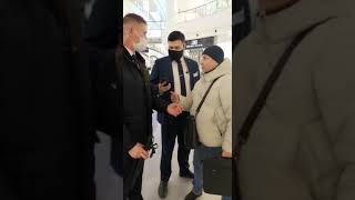 БОРЗАЯ ОХРАНА ТЦ МЕТРОПОЛИС НЕ ПУСКАЮТ БЕЗ МАСКИ ПОЛИЦИЯ УВОДИТ БОРЗОГО ОХРАННИКА 01.03.2022 часть 1