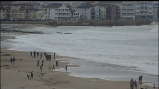 Raw video: Watch as many gather to watch the waves crash at Hampton Beach during high tide