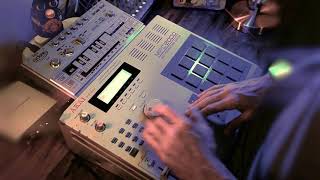 AKAI MPC2000 NO FX & CYCLONE BASSBOT  HOUSE  MUSIC