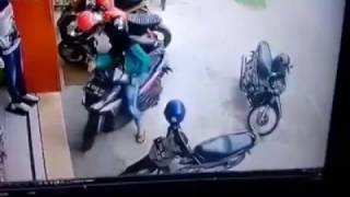 Kocak, Begini Ribetnya Wanita Baru Bisa Bawa MOTOR