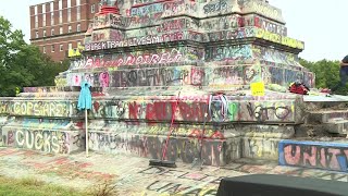 Crews search for Lee monument time capsule