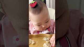 十月龄幼崽的第一口饺子寧边吃边评价～人类幼崽 萌宝小吃货 妈呀太香了 宝宝辅食 人类幼崽迷惑行为大赏