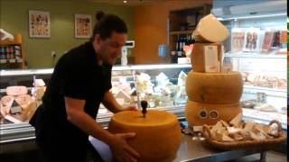 Breaking / Cracking open a 40kg wheel of Parmigiano Reggiano / Parmesan Cheese