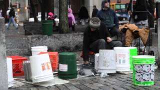 Bostonlu küçə musiqiçisi / Street drummer in Boston