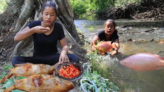 Survival skills: Catch red fish at River to Grilled with Peppers sauce for Food in forest