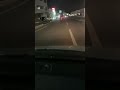 縁石に乗り上げる。パトカー。