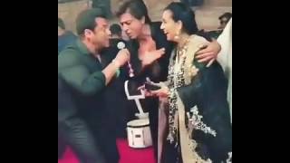 Salman Khan and Shahrukh Khan recreated the Karan-Arjun moment at Sonam Kapoor's wedding reception