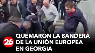 Manifestantes antioccidentales intentaron colocar la bandera de Georgia y quemaron la de la UE