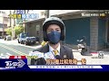 蹦！女騎士自撞燈桿慘摔 過彎未減速釀禍｜tvbs新聞@tvbsnews02