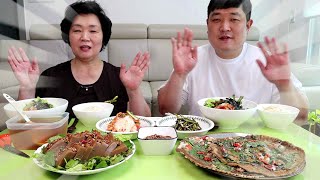 Korean family meal, acorn jelly, and acorn pancake. Cooking, eating show.