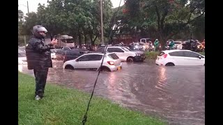 ¡Con el agua al cuello! Aguacero en Medellín deja inundaciones en varias vías