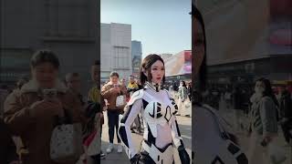 AI机器人白栀街头表演秀。引路人围观，真假难辨。性感美女机器人。AI robot imitation show.Sexy beauty robot.