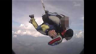 Tandem Skydive FAIL! Tandem skydive gone wrong! Instructor forgets to fully attach student!