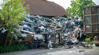 Kilkadziesiąt ton śmieci na posesji w Piątnicy - dzikie wysypisko w centrum miejscowości