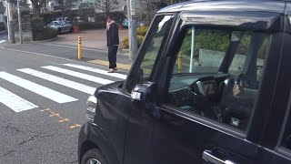 横断歩道を渡る歩行者を轢きそうになるN-BOX