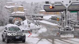 Neve a Busalla (Genova): il casello dell'autostrada A7