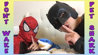 DON'T WAKE PET SHARK IRL PRANK Spidergirl Batman Family Fun Games for Kids Egg Surprise Blind Bag