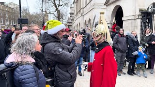 KING'S GUARDS FACE TO FACE WITH A REAL LIFE DISRESPECTFUL GRINCH