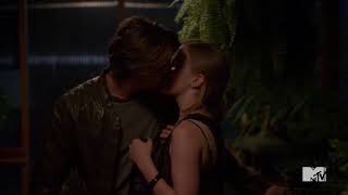 Scream 2015 Emma first kiss