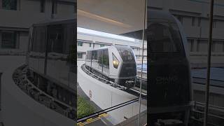 穿行于樟宜机场各航站楼的轻轨列车  Skytrain running through Changi Airport terminals