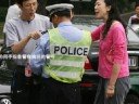 军车闯红灯耍横 老交警义勇阻挠