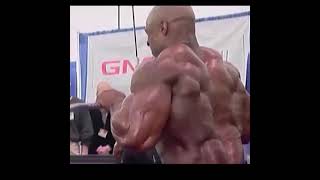 Ronnie Coleman Pumping Up Backstage MASSIVE RONNIE