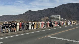 もう一度「芸者文化」に光を　温泉街で着物姿の女性約100人が並んで記念撮影　50年ほど前の写真を再現　「芸者衆」はピーク時、400人以上、今は20人ほどに…「元の活気を戻していきたい」