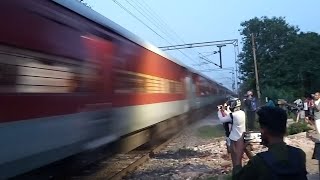 Poorva Exp with Howrah WAP-7 \u0026 Farakka Exp with Howrah WAP-4