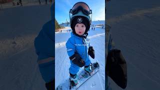 Look out for the baby snowboarders 🏂 #snowboarding #kidswhoshred #outdoorsfamily #snowboardingtime