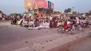 taxila mei dharna k shurka namaz e maghrab ada kar rahy hain