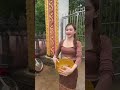 ทำบุญใส่บาตร สาวลาว