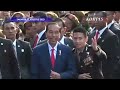 paspampres sigap jaga jokowi saat temui warga di luar istana negara