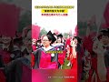 6月20日，湖北 武漢大學畢業典禮 ，學生們揮舞國旗高呼“清澈的愛只為中國”，導師團在雨中為萬人撥穗。九派新聞正在現場直播！