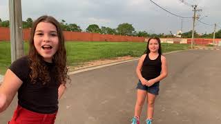 CAÍ ANDANDO DE PATINS E TÊNIS DE RODINHA