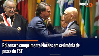 Bolsonaro cumprimenta Moraes em cerimônia de posse do TST