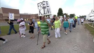 Supporters rally outside jail holding jailed Kentuck clerk